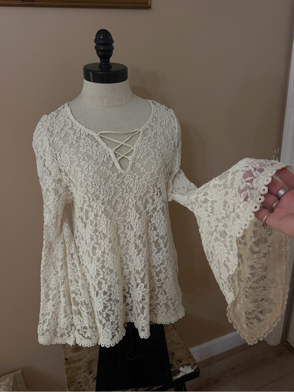 Romeo & Juliet Couture Cream Lace Bell Sleeve Top - Picture 3 of 5